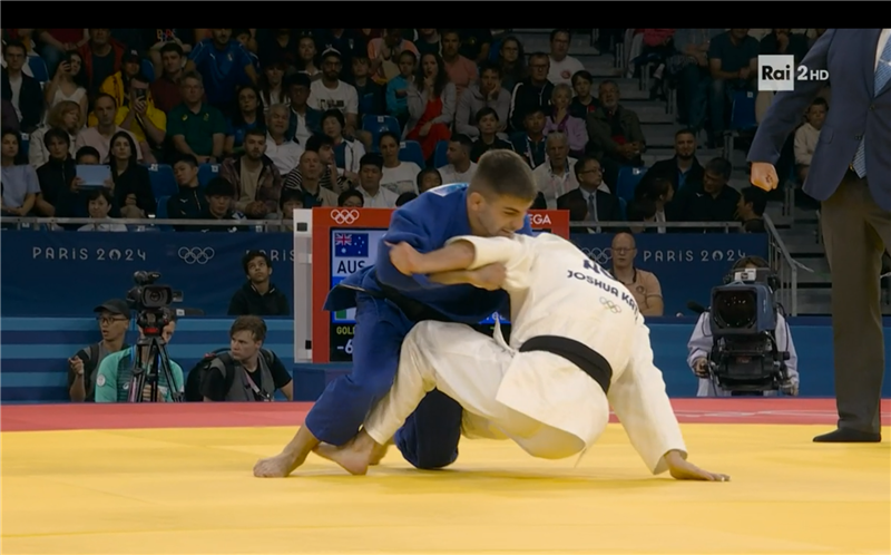 Andrea Carlino (in blu) vince l'incontro con l'australiano Katz e va agli ottavi del torneo di Judo per la sua categoria