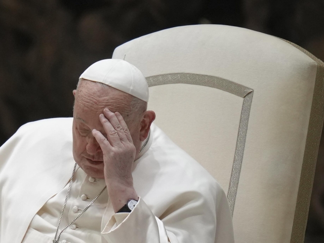 Papa Francesco è morto e non vogliono dircelo: il dilagare delle teorie complottistiche