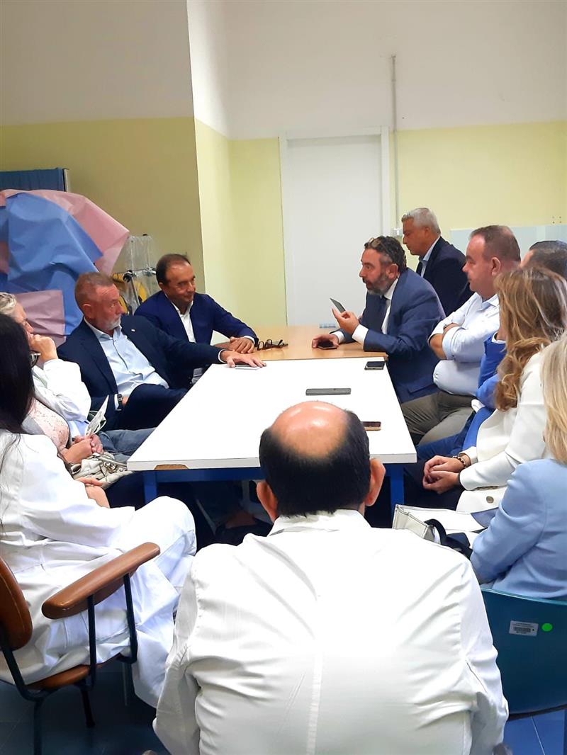 Forza Italia in difesa della sanità algherese: Cappellacci e i vertici AOU sottolineano i progressi dell’Ospedale Marino e lanciano l’allarme sulla proposta di retrocessione