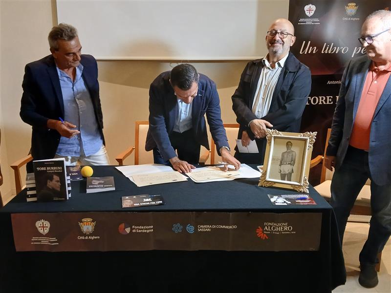 Alghero celebra il suo campione: la statua di Tore Burruni diventa patrimonio della città