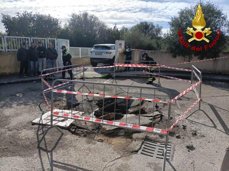 Sprofonda l’asfalto in via Atzeni: camion della nettezza urbana finisce in una voragine