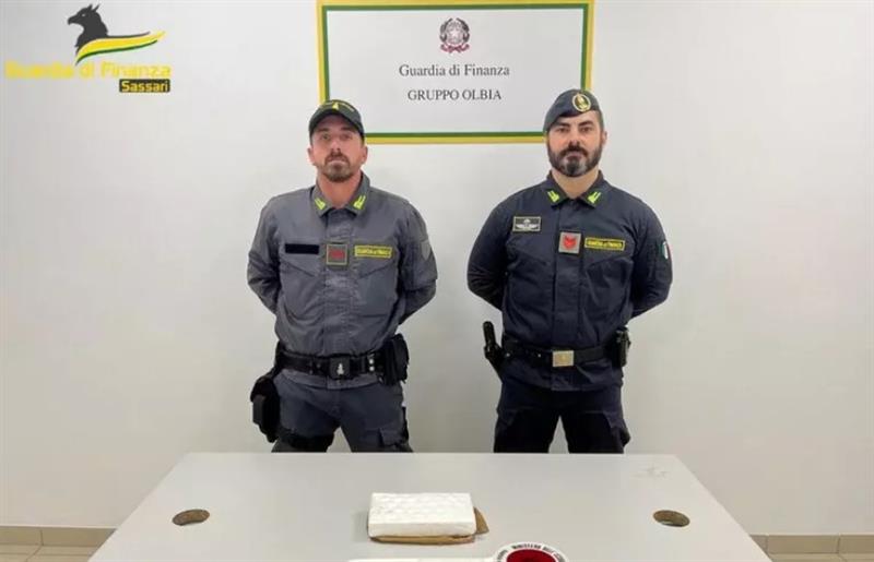 Spettacolo indecoroso a Olbia: corriere della droga fermato con un chilo di cocaina al porto